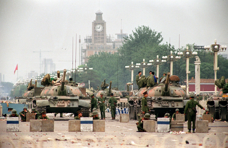 Vào ngày 04/06/1989, tại Bắc Kinh, Quân Giải phóng Nhân dân đã lái một đoàn xe tăng tiến vào Quảng trường Thiên An Môn. (Ảnh: Manuel Ceneta/AFP)