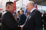 Ảnh chụp Tổng thống Nga Vladimir Putin và lãnh đạo Bắc Hàn Kim Jong-un gặp mặt và bắt tay tại Trung tâm phóng vệ tinh của Nga vào ngày 13/09/2023. (Ảnh: Mikhail Metzel/POOL/AFP qua Getty Images)