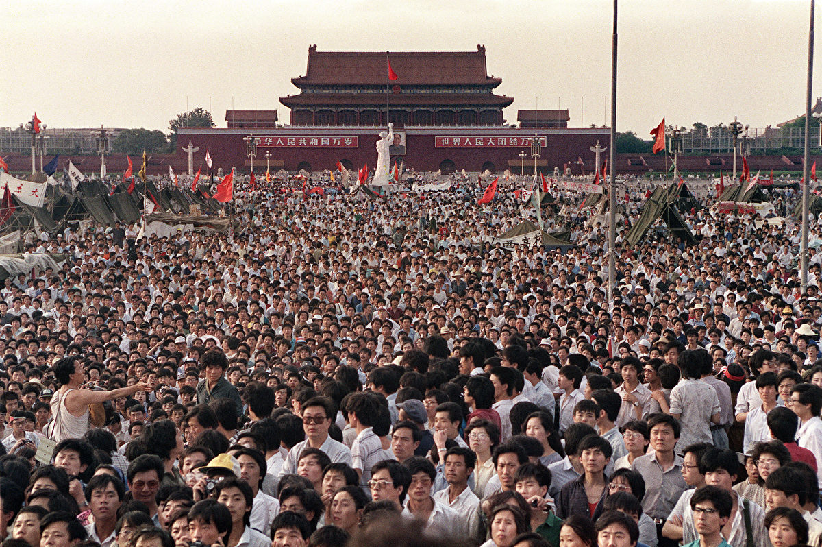 Bắt đầu từ giữa đến cuối tháng 04/1989, đông đảo sinh viên và người dân từ khắp nơi trên cả nước không ngừng đổ về Bắc Kinh để tranh đấu cho dân chủ. Bức ảnh cho thấy rất đông người tập trung tại Quảng trường Thiên An Môn vào ngày 02/06/1989. (Ảnh: Catherine Henriette/AFP)