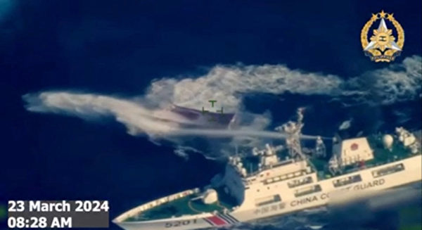 Tàu Hải cảnh ĐCSTQ dùng vòi rồng tấn công một tàu tiếp tế Philippines, ngày 23/03/2024. (Ảnh: Ảnh tư liệu/Lực lượng Vũ trang Philippines/AFP)