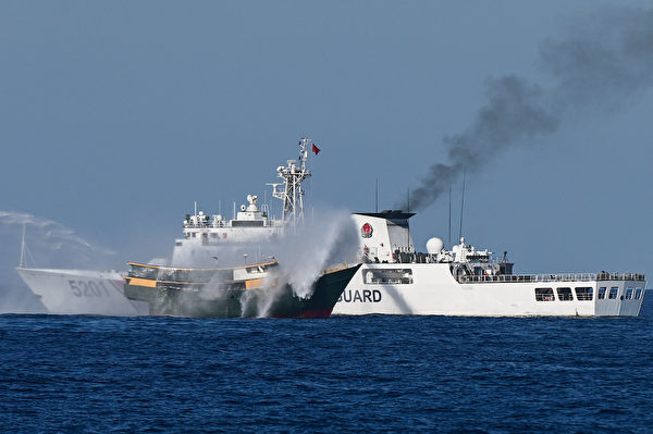 Hình ảnh một tàu Hải cảnh ĐCSTQ đã dùng vòi rồng cao áp tấn công một tàu Philippines, khiến 4 thuyền viên Philippines bị thương, vào ngày 05/3/2024. (Ảnh: Jam Sta Rosa/AFP)