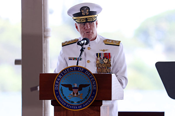 Đô đốc Samuel Paparo, Tư lệnh sắp nhậm chức của Bộ Tư lệnh Ấn Độ Dương-Thái Bình Dương Hoa Kỳ, nói chuyện tại buổi lễ chuyển giao quyền chỉ huy được tổ chức tại Căn cứ Liên hợp Trân Châu Cảng-Hickam ở Honolulu, Hawaii, hôm 03/05/2024. (Ảnh: Marco Garcia/AFP qua Getty Images)