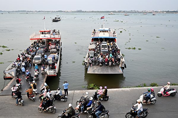 Phà đang vận chuyển hành khách và xe cộ trên sông Mekong ở Phnom Penh, Cambodia, hôm 09/04/2024. (Ảnh: Tang Chhin Sothy/AFP qua Getty Images)