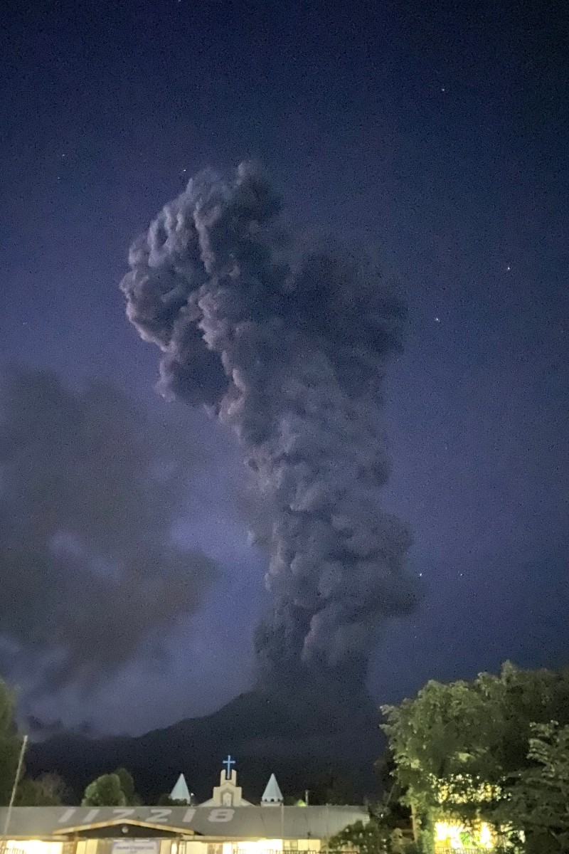 Núi lửa Kanlaon phun trào, thải ra một lượng lớn tro núi lửa hôm 03/06/2024. (Ảnh: Tư liệu phát tay/Được đăng dưới sự cho phép của Dollet Demaflies/AFP)