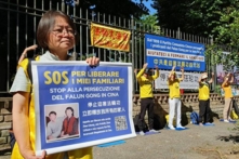 Bà Triệu Lý Lực (đầu tiên bên trái) và các học viên Pháp Luân Công khác đang biểu tình ôn hòa, yêu cầu Đảng Cộng sản Trung Quốc thả người thân bị giam giữ trái phép ở Trung Quốc trước Đại sứ quán Trung Quốc ở Rome, Ý, hôm 06/06/2024. (Ảnh: The Epoch Times)