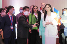 Cô Cao Mạn Dung (phía trước bên phải), người đại diện của Đài Loan tham gia cuộc thi Hoa hậu Hoàn Vũ Châu Á, đang chụp ảnh trước khi phát biểu tại “Hội nghị Đổi mới và Công nghệ Thế giới” ở Penang, Malaysia, vào ngày 13/09/2022. (Ảnh: Thông tấn xã Trung ương Đài Loan - CNA)