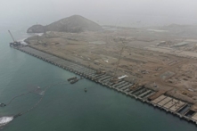 Hình ảnh cảng Chancay, Peru đang được xây dựng vào ngày 22/08/2023. Cảng Chancay do công ty COSCO Shipping Lines của Trung Quốc xây dựng, dự kiến ​​sẽ trở thành một trong những địa điểm thương mại chính kết nối Nam Mỹ và châu Á. Hội đồng Quan hệ Đối ngoại Hoa Kỳ (CFR) cho biết cảng này có tiềm năng quân sự, hơn nữa phía Trung Quốc hiện đang nắm giữ 60% cổ phần. (Ảnh: Ernesto Benavides/AFP qua Getty Images)