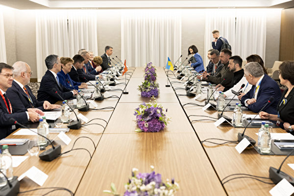 Phái đoàn Thụy Sĩ (bên trái) [gồm] Bộ trưởng Ngoại giao Thụy Sĩ Ignazio Cassis (thứ 3 từ trái sang), Tổng thống Thụy Sĩ Viola Amherd (thứ 4 từ trái sang) cùng với phái đoàn Ukraine (bên phải) do Tổng thống Ukraine Volodymyr Zelensky (thứ 4 từ phải sang) dẫn đầu tham gia hội nghị song phương tại Hội nghị Thượng đỉnh Hòa bình Ukraine, ở khu nghỉ dưỡng Burgenstock gần Lucerne, Thụy Sĩ, hôm 15/06/2024. (Ảnh: Michael Buholzer/Pool/AFP qua Getty Images)