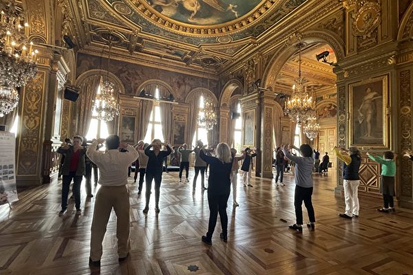 Người dân học Pháp Luân Công tại Tòa thị chính Paris, ca ngợi các nguyên lý ‘chân, thiện, nhẫn’ cảm động lòng người