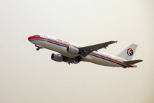 Hình ảnh một chiếc phi cơ của hãng China Eastern Airlines cất cánh từ phi trường Yên Đài, tỉnh Sơn Đông, Trung Quốc vào ngày 06/02/2012. (Ảnh: AFP qua Getty Images)