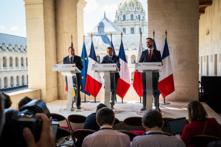 Bộ trưởng Quốc phòng Pháp Sébastien Lecornu (đứng giữa) tổ chức cuộc họp báo cùng Bộ trưởng Quốc phòng Liên bang Đức Boris Pistorius (bên trái) và Bộ trưởng Quốc phòng Ba Lan Władysław Kosiniak-Kamysz (bên phải), tại Khách sạn National des Invalides ở Paris, Pháp hôm 24/06/2024. (Ảnh: Amaury Cornu/Hans Lucas/AFP qua Getty Images)