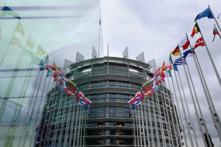 Hình ảnh lá cờ của các quốc gia Âu Châu trước tòa nhà Nghị viện Âu Châu tại Strasbourg, miền đông nước Pháp, hôm 29/05/2024. (Ảnh: Frederic Florin/AFP qua Getty Images)