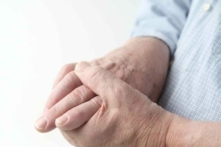 Tê tay có thể là dấu hiệu của một bệnh lý tiềm ẩn. (Ảnh: Alice Day/Shutterstock)