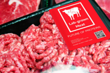 Các gói thịt bò thay thế nuôi cấy trong phòng thí nghiệm được trưng bày, trong bức ảnh tư liệu này. (Ảnh: Zapp2Photo/Shutterstock)