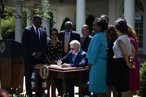 Tổng thống Joe Biden (ở giữa) ký kết sắc lệnh tại Vườn Hồng của Tòa Bạch Ốc, ngày 21/04/2023. (Ảnh: Brendan Smialowski/AFP qua Getty Images)