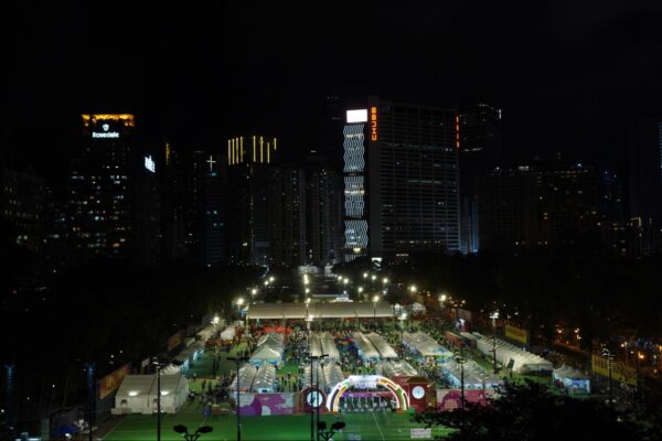 Công viên Victoria ở Hồng Kông từng là nơi tổ chức buổi thắp nến tưởng niệm sự kiện Lục Tứ hàng năm. Công viên Victoria đã bị các tổ chức ủng hộ chính phủ thuê để tổ chức hội chợ. Ngày 04/06/2023, dây phong tỏa đã được chăng xung quanh tất cả những khu vực còn trống. (Ảnh: Benson Lau/The Epoch Times)