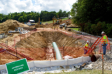 Các đội xây dựng làm việc tại một đường ống mà Đường ống Mountain Valley sẽ đi qua ở quận Roanoke, Virginia, vào ngày 22/06/2018. (Ảnh: Heather Rousseau/The Roanoke Times qua AP)