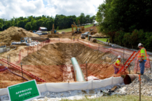 Các đội xây dựng làm việc tại một đường ống mà Đường ống Mountain Valley sẽ đi qua ở quận Roanoke, Virginia, vào ngày 22/06/2018. (Ảnh: Heather Rousseau/The Roanoke Times qua AP)