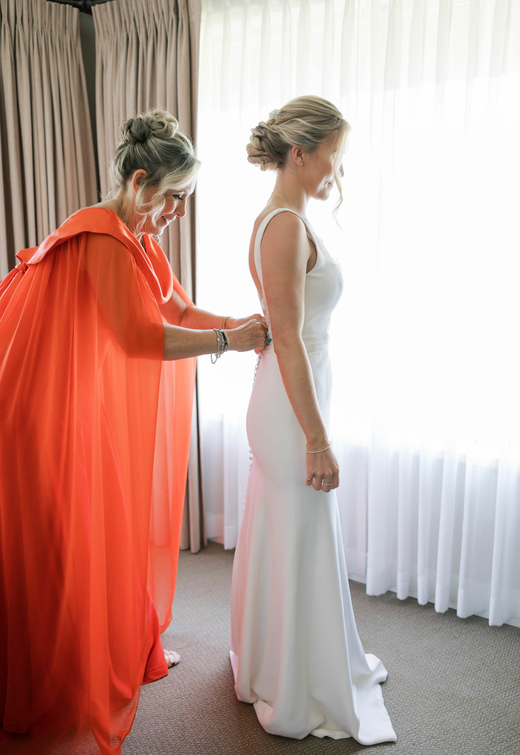 Bà Wardlaw giúp cô Fumia khoác lên mình chiếc váy cưới. (Ảnh: Đăng dưới sự cho phép của Jessica Rice Photography)