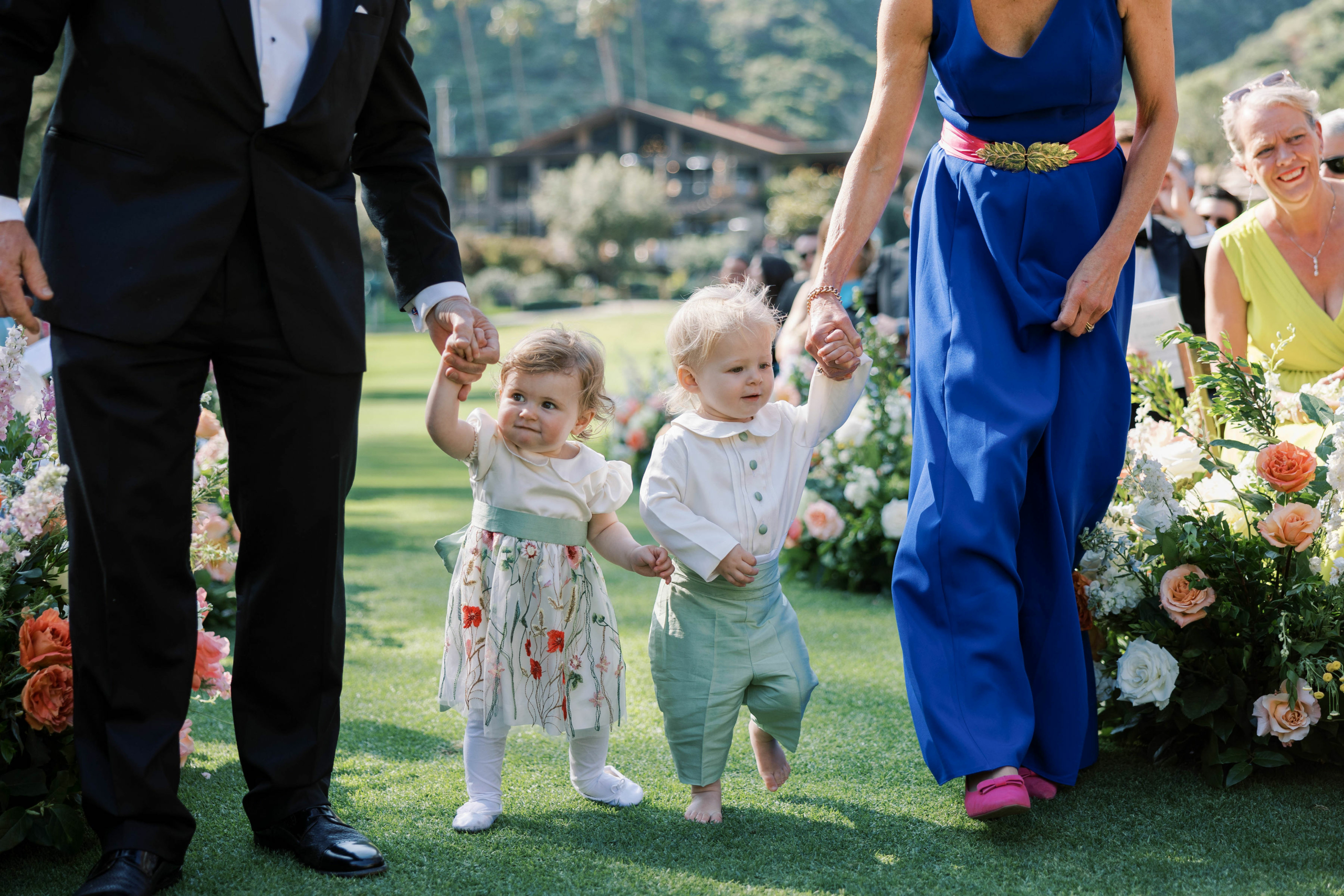 Bé gái cầm hoa và bé trai cầm nhẫn. (Ảnh: Đăng dưới sự cho phép của Jessica Rice Photography)