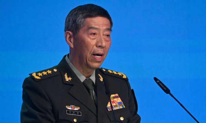 Bộ trưởng Bộ Quốc phòng Trung Quốc đương thời Lý Thượng Phúc lần đầu trò chuyện tại Hội nghị Moscow về An ninh Quốc tế ở Kubinka, ngoại ô Moscow, vào ngày 15/08/2023. (Ảnh: Alexander Nemenov/AFP qua Getty Images)
