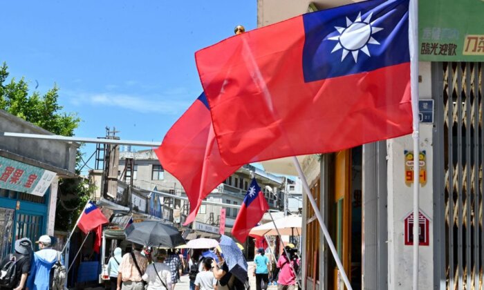 Cờ Đài Loan trên một con phố khi khách du lịch đi ngang qua Quần đảo Kim Môn của Đài Loan hôm 11/08/2022. (Ảnh: Sam Yeh/AFP qua Getty Images)