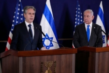 Thủ tướng Israel Benjamin Netanyahu (bên phải) đứng nhìn Ngoại trưởng Hoa Kỳ Antony Blinken nói với các phóng viên bên trong The Kirya, nơi đặt trụ sở của Bộ Quốc phòng Israel, sau cuộc họp của họ ở Tel Aviv, vào ngày 12/10/2023. (Ảnh: Jacquelyn Martin/Pool/ AFP qua Getty Images)