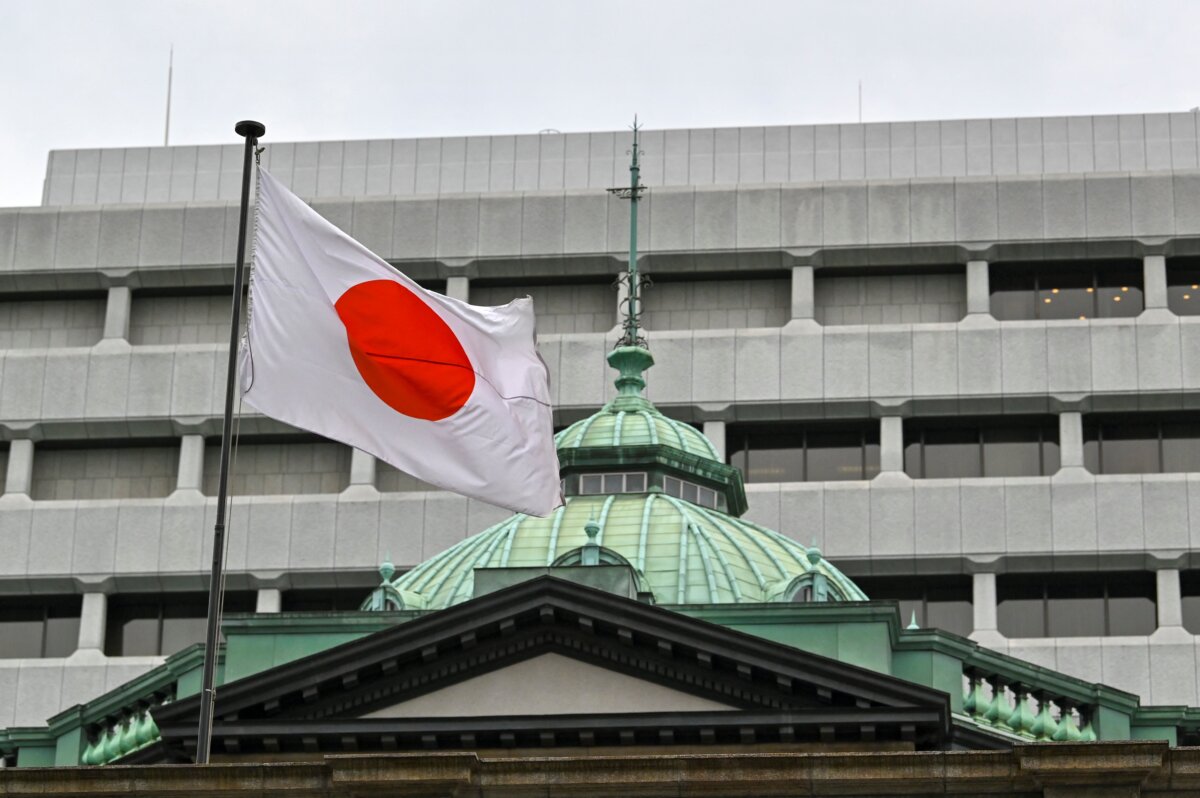 Quốc kỳ Nhật Bản tung bay trên tòa nhà trụ sở chính của Ngân hàng Trung ương Nhật Bản (Bank of Japan) ở Tokyo, ngày 27/04/2022. (Ảnh: Kazuhiro Nogi/AFP qua Getty Images)