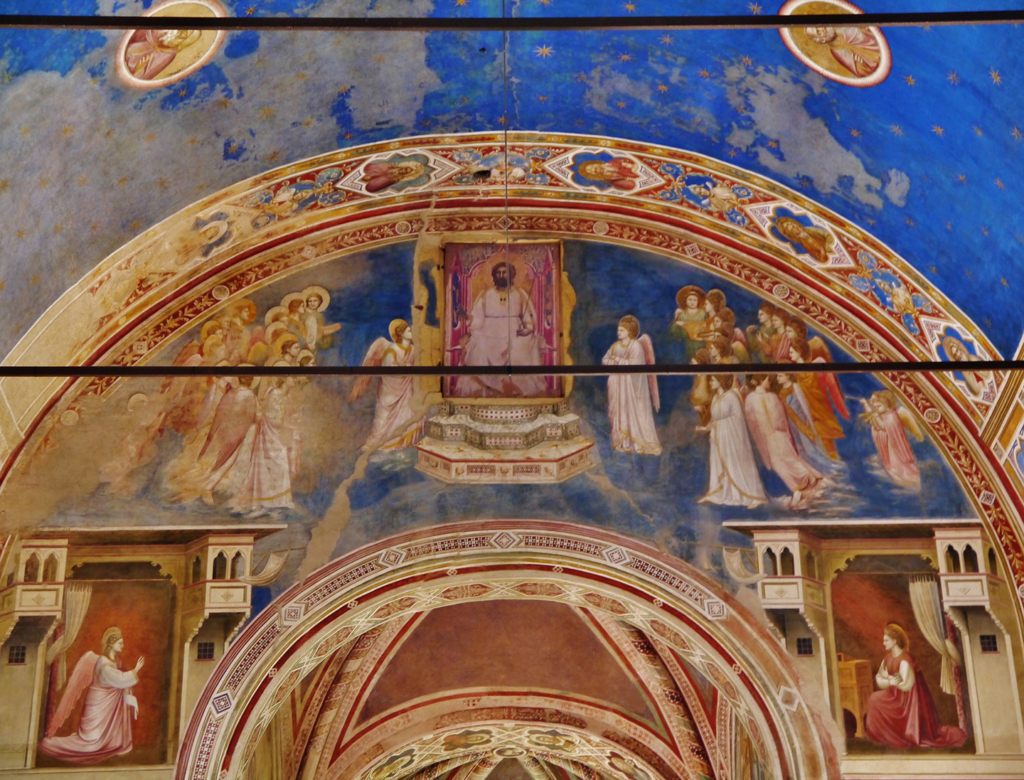 Bức bích họa Đức Chúa Cha được các thiên thần vây quanh, đối diện bức bích họa “Last Judgment” (Phán Xét Cuối Cùng) của danh họa Giotto. (Ảnh: Zairon /CC BY-SA 4.0 DEED)