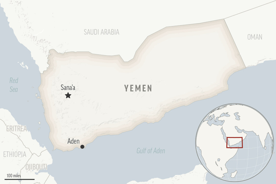 Con tàu bị tấn công trong cuộc không kích mới nhất ở Hồng Hải có thể là do phiến quân Houthi thực hiện