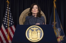 Thống đốc New York Kathy Hochul phát biểu trước giới truyền thông trong một cuộc họp báo ở New York vào ngày 13/03/2023. (Ảnh: Yuki Iwamura/AP Photo)