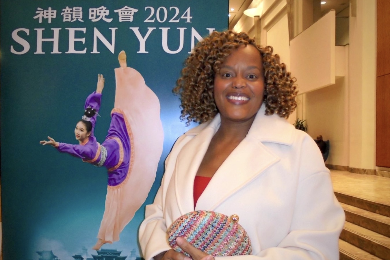 Bà Nadine Collins thưởng lãm Nghệ thuật Biểu diễn Shen Yun tại Nhà hát Giao hưởng Atlanta, tiểu bang Georgia hôm 07/01. (Ảnh: Sharon Lin/The Epoch Times)