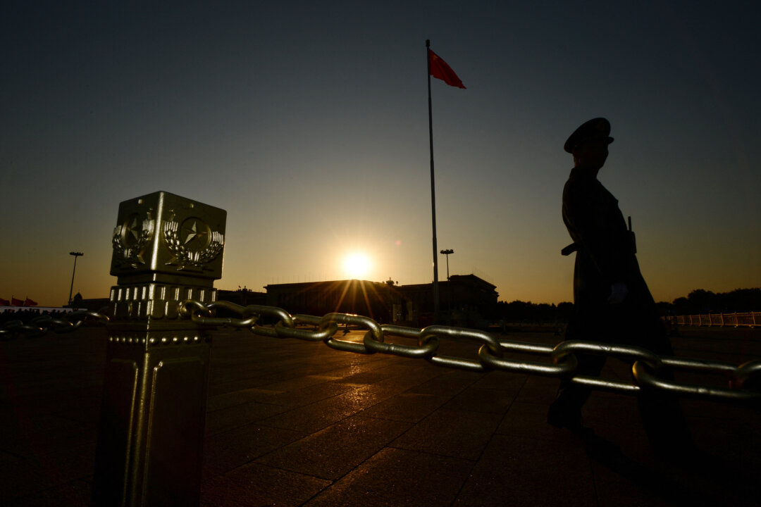 Một sĩ quan bán quân sự Trung Quốc tuần tra Quảng trường Thiên An Môn trước Đại lễ đường Nhân dân ở Bắc Kinh ngày 12/11/2013. (Ảnh: Mark Ralston/AFP qua Getty Images)