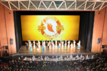 Đoàn Nghệ thuật Biểu diễn Shen Yun Bắc Mỹ chào khán giả trước khi hạ màn tại Nhà hát Chrysler, thành phố Norfolk hôm 13/01/2024. (Ảnh: Đài truyền hình NTD)