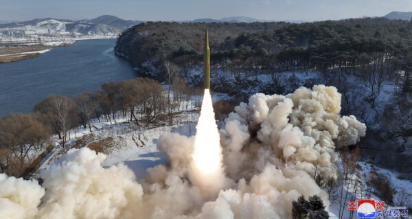 Một bức ảnh do Bắc Hàn cung cấp cố ý cho thấy một cuộc thử nghiệm phi đạn đạn đạo tầm trung sử dụng nhiên liệu rắn hôm 14/01/2024. (Ảnh: Thông tấn xã Trung ương Triều tiên/Cơ quan Tin tức Triều Tiên qua AP)