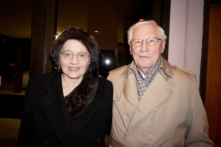Bà Joanna và phu quân Kenneth Wiedrich thưởng thức Shen Yun tại Trung tâm Nghệ thuật Biểu diễn Heymann hôm 16/01/2024. (Ảnh: Sonia Wu/The Epoch Times)