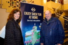 Bà Christine và phu quân Rod Morris thưởng thức Nghệ thuật Biểu diễn Shen Yun tại Trung tâm Thrasher-Horne thuộc Trường Cao đẳng St. Johns River State hôm 16/01/2024. (Ảnh: Nancy Ma /The Epoch Times)