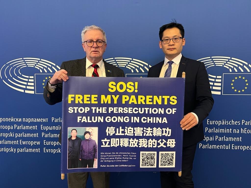 Ông Michael Gahler, một thành viên của Nghị viện Âu Châu và Liên minh Dân chủ Thiên Chúa Giáo, chụp hình với ông Đinh Lạc Bân (Ding Lebin), con trai của một học viên Pháp Luân Công bị cầm tù ở Trung Quốc, sau khi EU thông qua một nghị quyết lên án cuộc đàn áp Pháp Luân Công ở Trung Quốc, hôm 18/01/2024. (Ảnh: Đăng dưới sự cho phép của ông Đinh Lạc Bân)