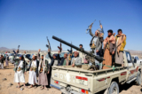 Các chiến binh và bộ lạc Houthi tổ chức biểu tình để phản đối các cuộc không kích của Hoa Kỳ và Vương quốc Anh vào các địa điểm quân sự do Houthi điều hành gần Sanaa, Yemen, vào ngày 14/01/2024. (Ảnh: AP)