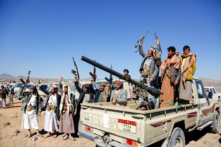 Các chiến binh và bộ lạc Houthi tổ chức biểu tình để phản đối các cuộc không kích của Hoa Kỳ và Vương quốc Anh vào các địa điểm quân sự do Houthi điều hành gần Sanaa, Yemen, vào ngày 14/01/2024. (Ảnh: AP)