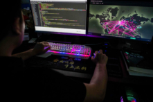 Prince, thành viên của nhóm tin tặc Red Hacker Alliance, từ chối nêu tên thật, đang truy cập một trang web chuyên để theo dõi các cuộc tấn công mạng toàn cầu trên máy điện toán của người này tại văn phòng của nhóm ở Đông Quan, tỉnh Quảng Đông, Trung Quốc, vào ngày 04/08/2020. (Ảnh: Nicolas Asfouri/AFP qua Getty Images)