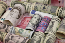 Euro, HKD, USD, yên Nhật, bảng Anh, và tiền giấy 100 nhân dân tệ của Trung Quốc được nhìn thấy trong hình ảnh minh họa, vào ngày 21/01/2016. (Ảnh: Jason Lee/Reuters)