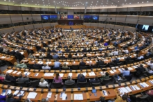 Các nghị viên Âu Châu tham gia bỏ phiếu về việc sửa đổi hệ thống giao dịch phát thải của EU tại Nghị viện Liên minh Âu Châu ở Brussels vào ngày 22/06/2022. (Ảnh: John Thys/AFP qua Getty Images)