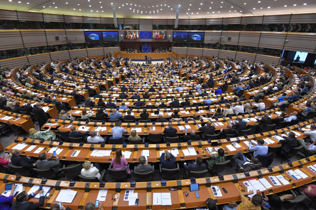 Các nghị viên Âu Châu tham gia bỏ phiếu về việc sửa đổi hệ thống giao dịch phát thải của EU tại Nghị viện Liên minh Âu Châu ở Brussels vào ngày 22/06/2022. (Ảnh: John Thys/AFP qua Getty Images)