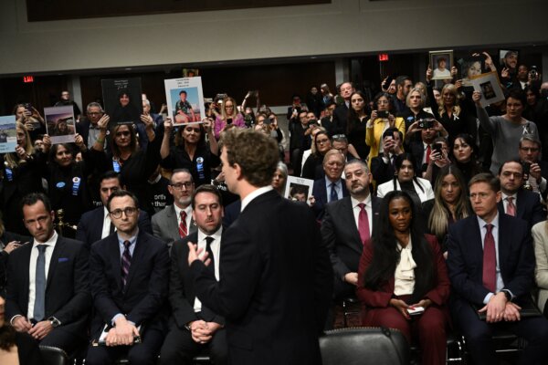 Ông Mark Zuckerberg, tổng giám đốc của Meta, nói chuyện với các nạn nhân và thành viên gia đình của họ khi ông làm chứng trong phiên điều trần của Ủy ban Tư pháp Thượng viện Hoa Kỳ về “Big Tech và cuộc khủng hoảng bóc lột tình dục trẻ em trực tuyến” tại Hoa Thịnh Đốn hôm 31/01/2024. (Ảnh: Brendan Smialowski/AFP qua Getty Images)