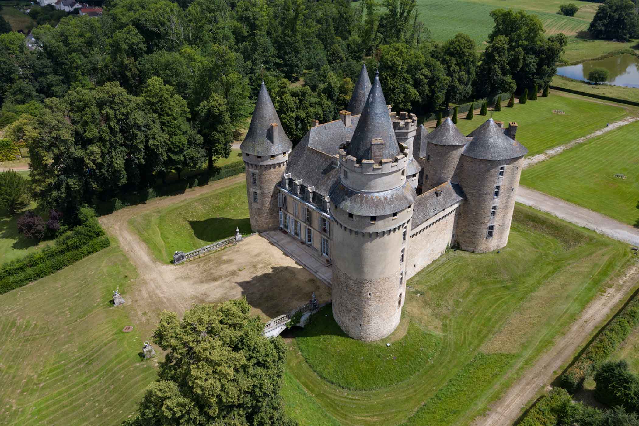 Lâu đài Château de Bonneval ở ngôi làng nhỏ Coussac-Bonneval, nước Pháp, nhìn từ trên cao. (Ảnh: Đăng dưới sự cho phép của:Chris Brookes Photography)