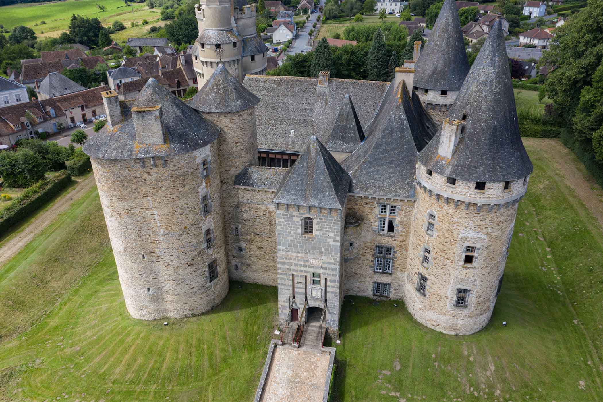 Toàn cảnh mặt tiền của Lâu đài Château de Bonneval. (Ảnh: Đăng dưới sự cho phép của Chris Brookes Photography)