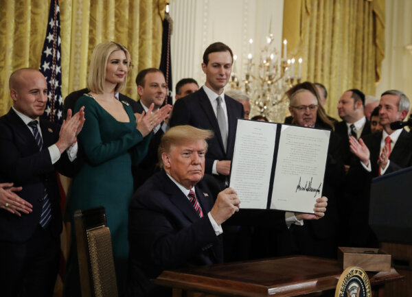 Cựu Tổng thống Donald Trump cầm một sắc lệnh đã ký tại Tòa Bạch Ốc vào ngày 11/12/2019. (Ảnh: Mark Wilson/Getty Images)
