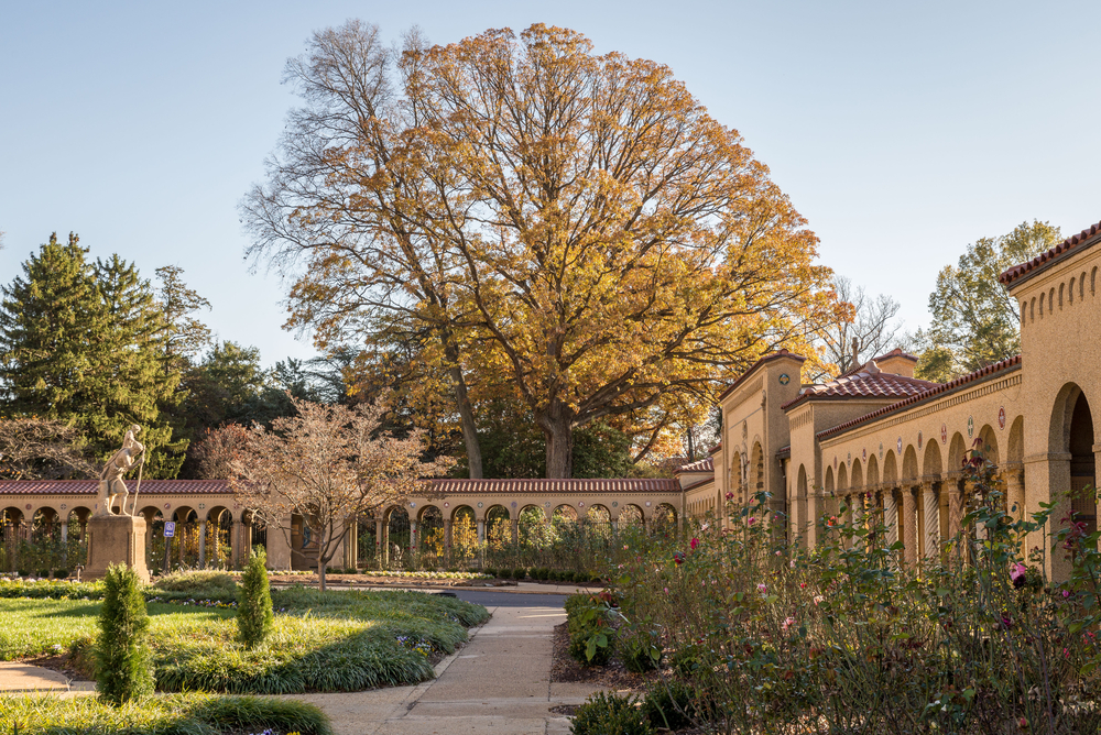 Cổng Rosary bao quanh khu vườn phía trên và là khu vực trang nghiêm để chiêm nghiệm. (Ảnh: Guillermo Olaizola/Shutterstock)