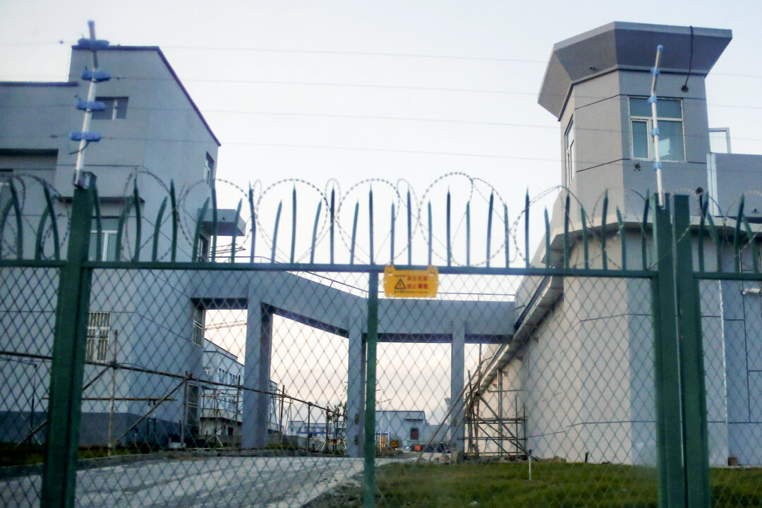 Một hàng rào vành đai được xây dựng xung quanh nơi được gọi chính thức là trung tâm đào tạo kỹ năng nghề ở Dabancheng, vùng Tân Cương, Trung Quốc, vào ngày 04/09/2018. (Ảnh: Thomas Peter/Reuters)